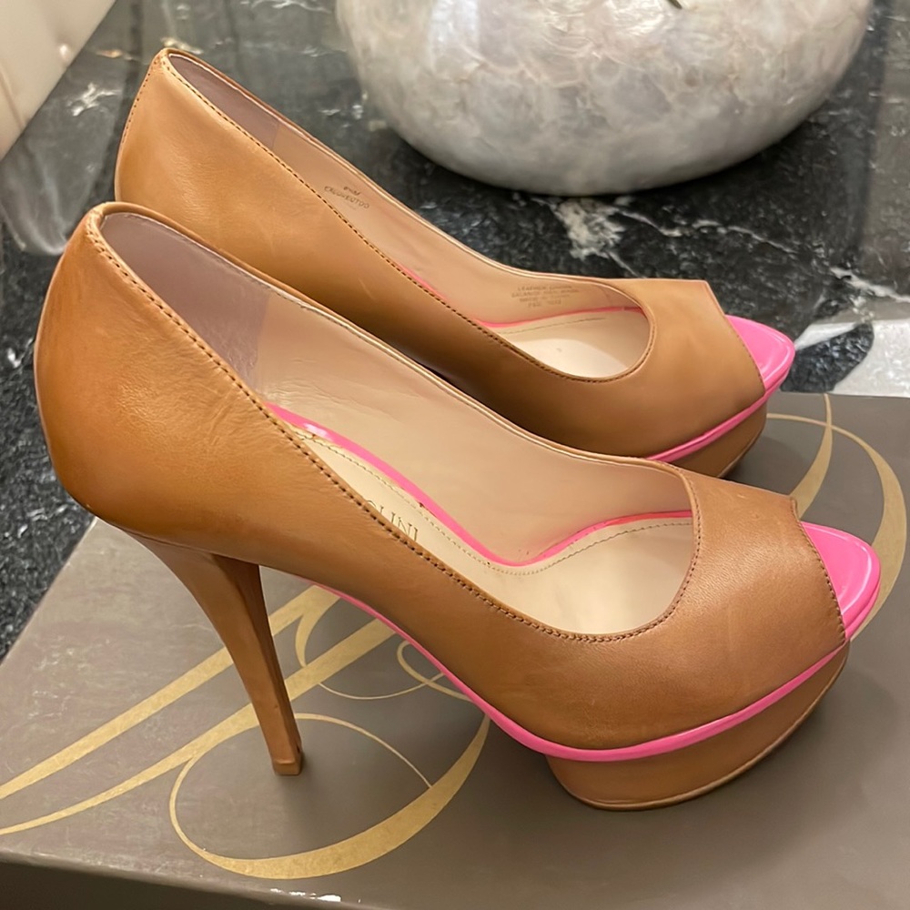 Enzo Angiolini tan & neon pink platform peep toe pumps
